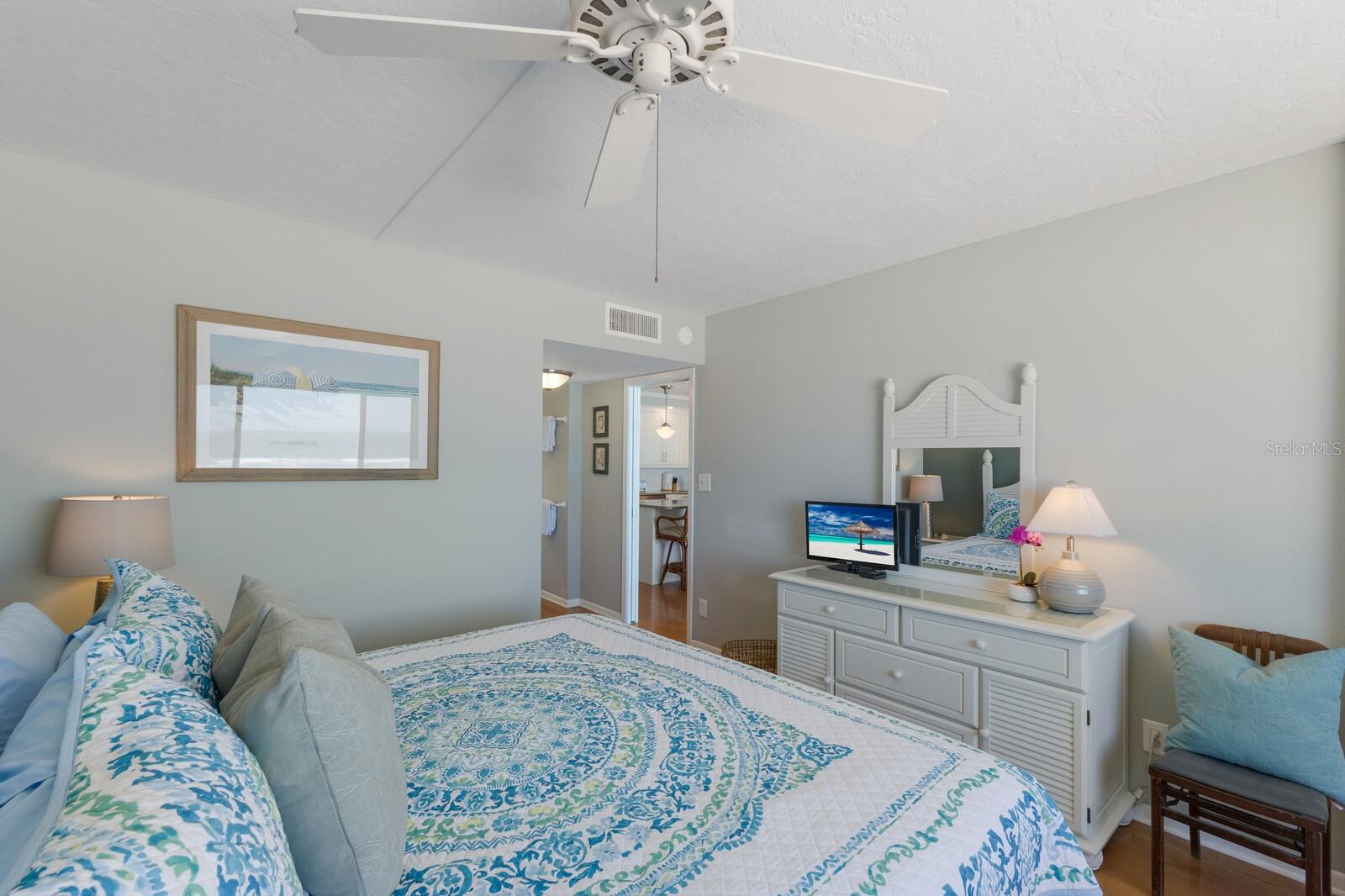 5300 GULF DR #204, HOLMES BEACH, FL, 34217