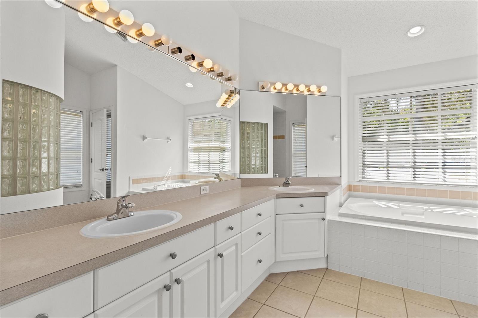 426 VILLAGE DR, TARPON SPRINGS, FL, 34689