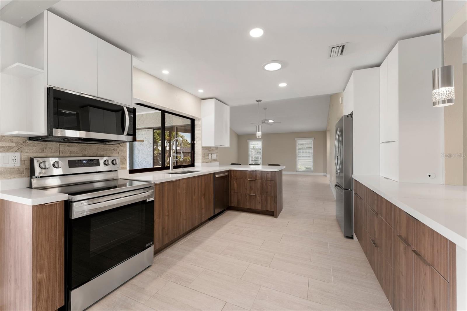 124 E NORTH SHORE AVE, NORTH FORT MYERS, FL, 33917