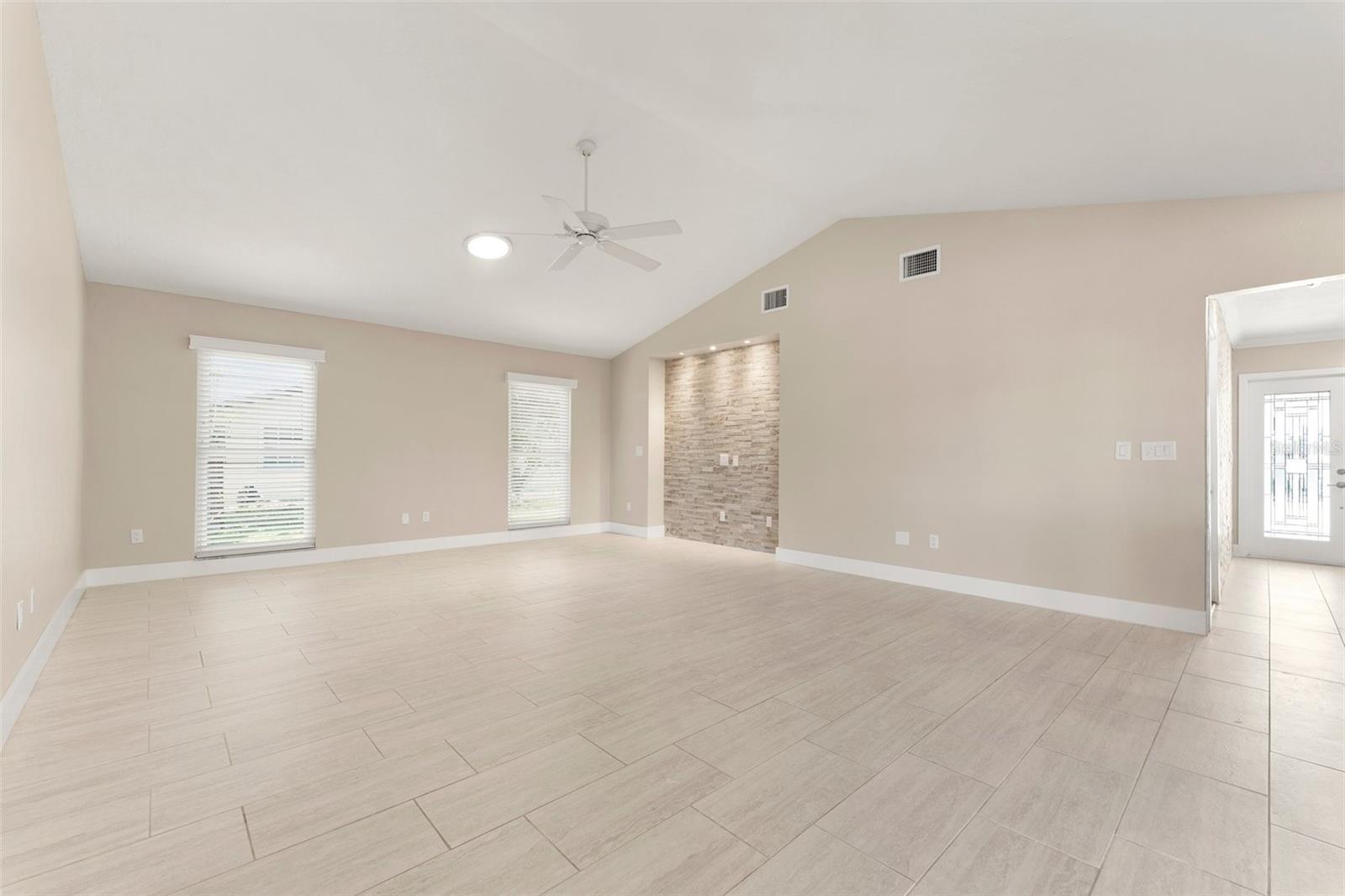 124 E NORTH SHORE AVE, NORTH FORT MYERS, FL, 33917