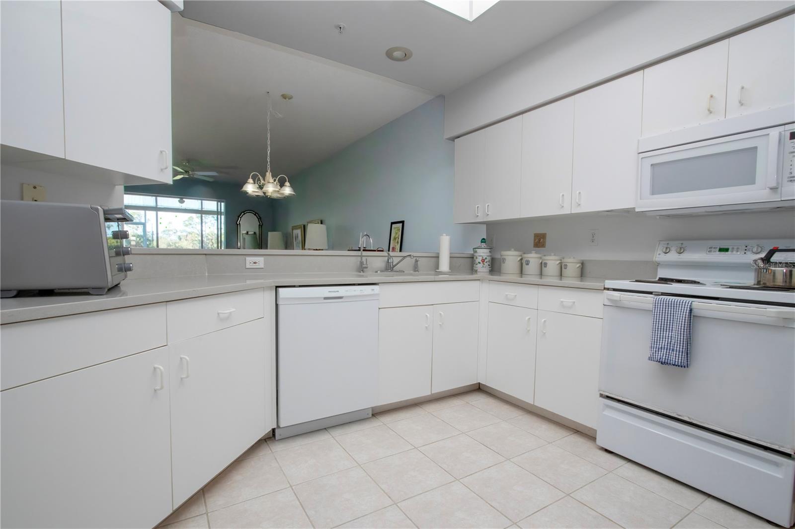 9641 CASTLE POINT DR #1211, SARASOTA, FL, 34238