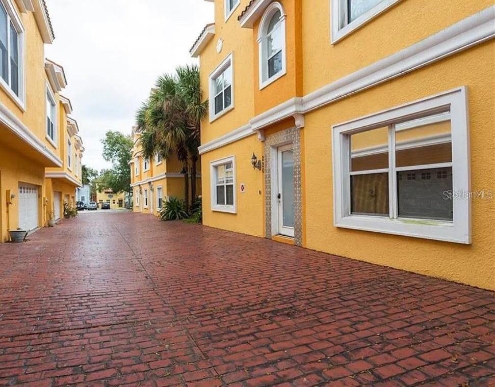 220 7TH AVE N, ST PETERSBURG, FL, 33701