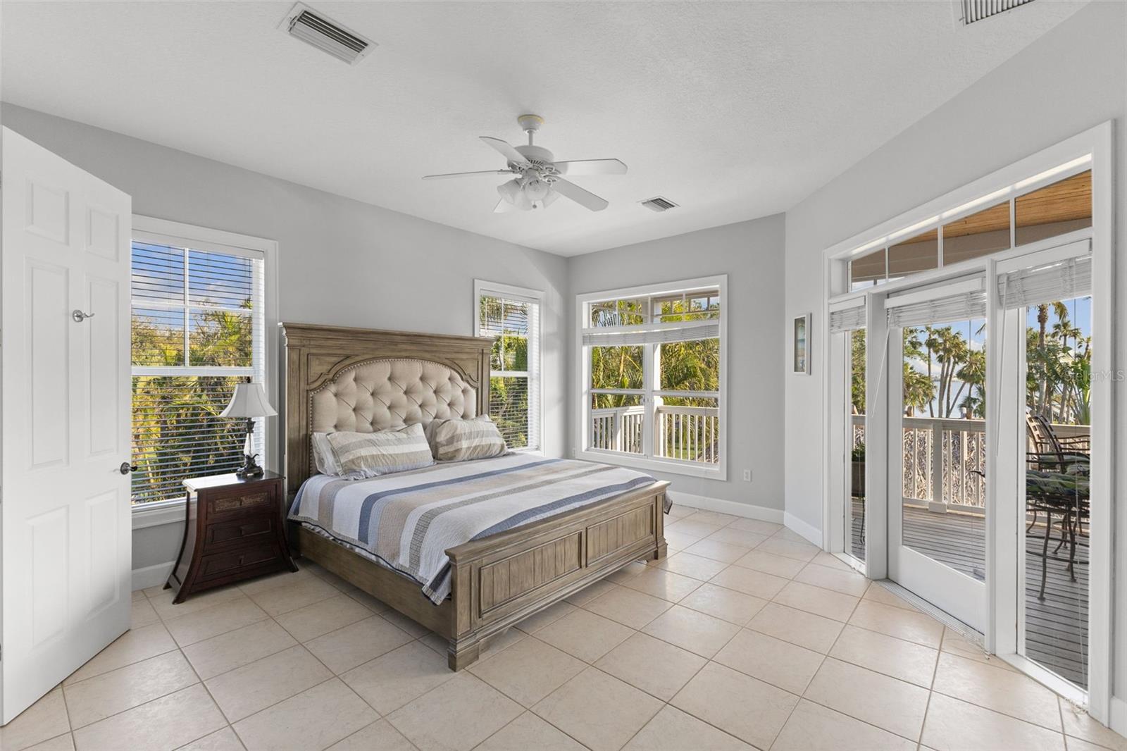 TB8367891 Property Photo