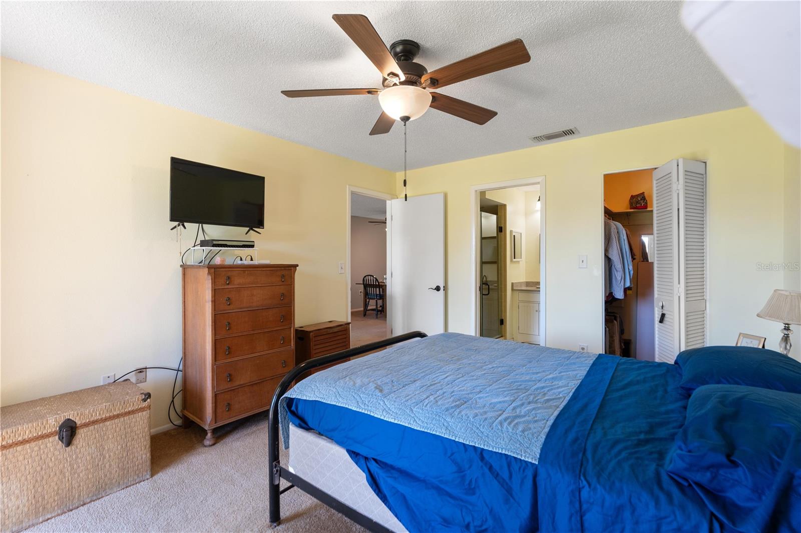 W7874068 Property Photo