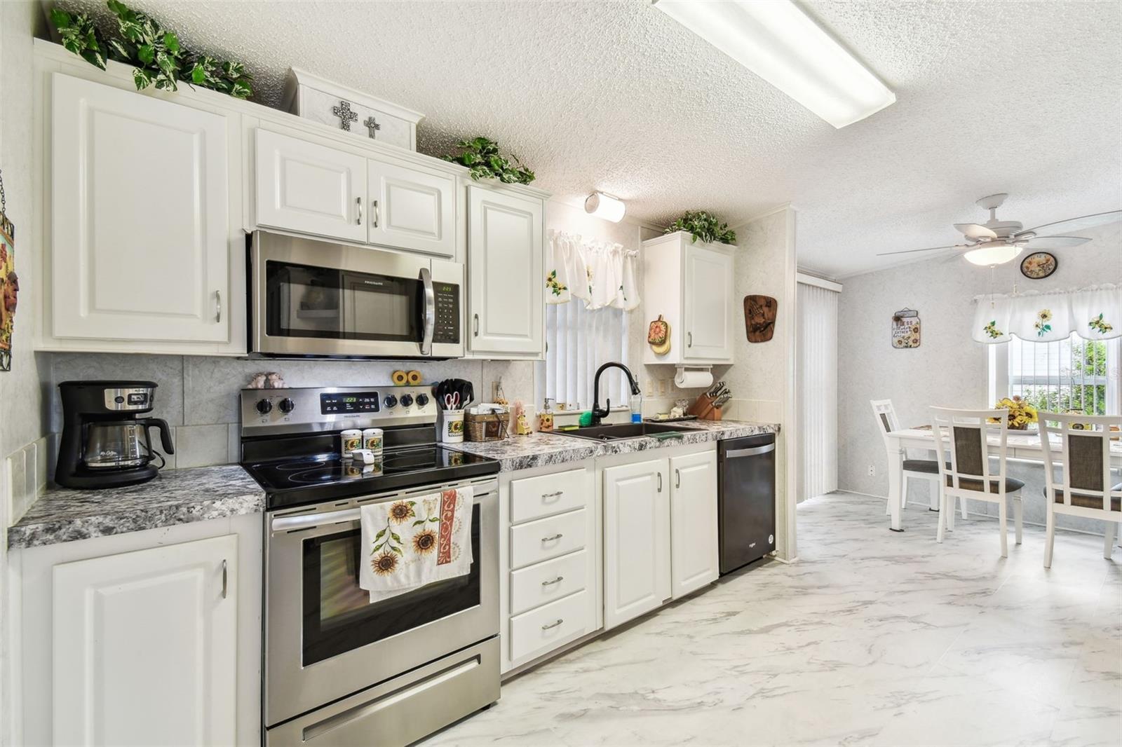 37510 NEW HORIZONS BLVD, ZEPHYRHILLS, FL, 33541