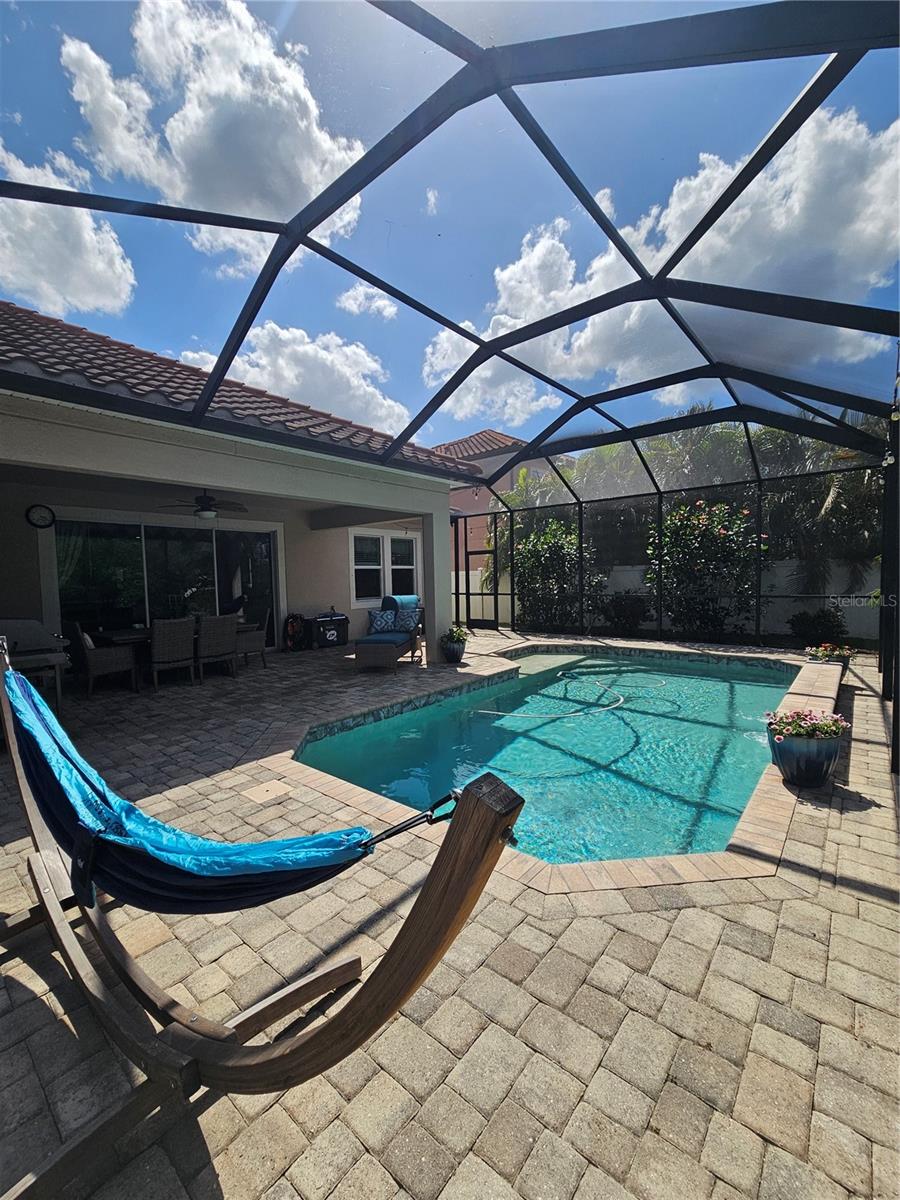 Large Screen Enclosed Lani with Saltwater