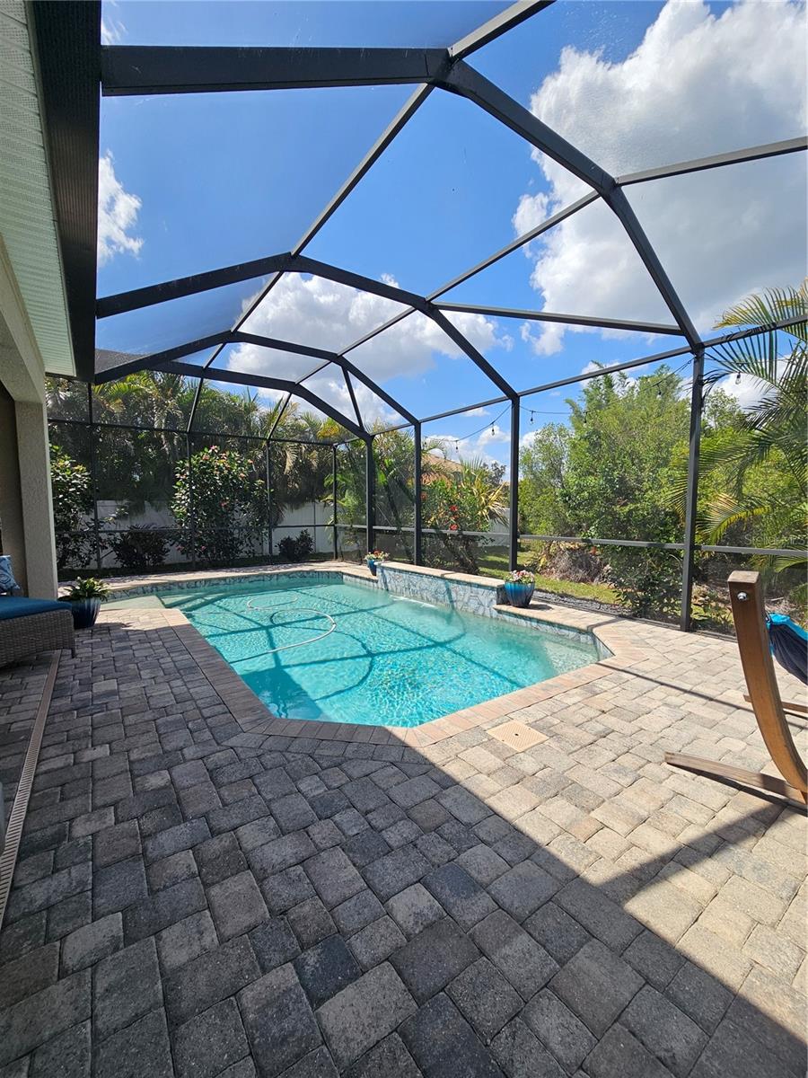 Large Screen Enclosed Lani with Saltwater