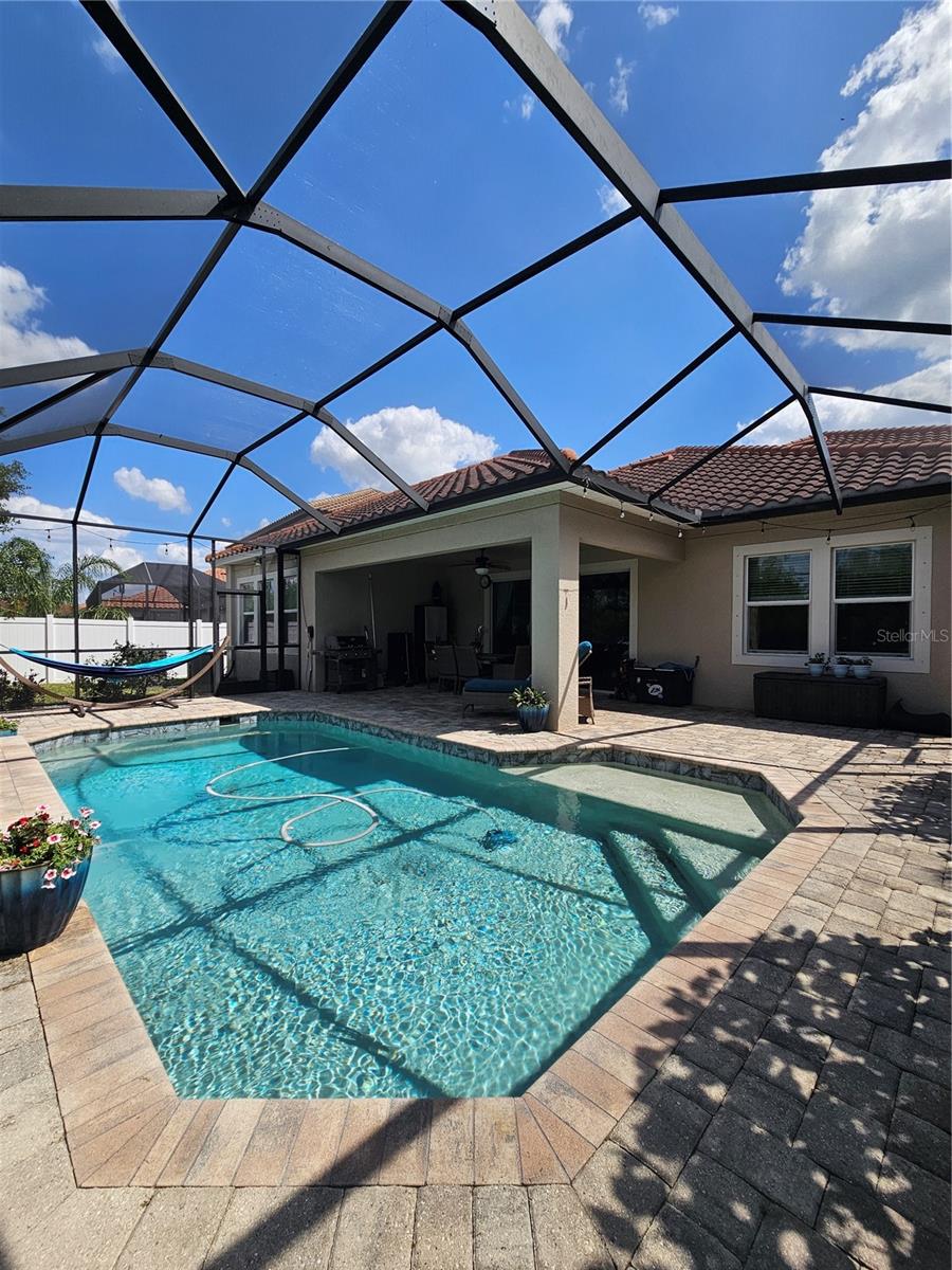 Large Screen Enclosed Lani with Saltwater