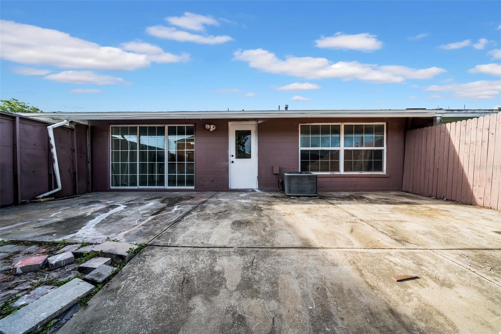 8325 ELKWOOD LN, TAMPA, FL, 33615