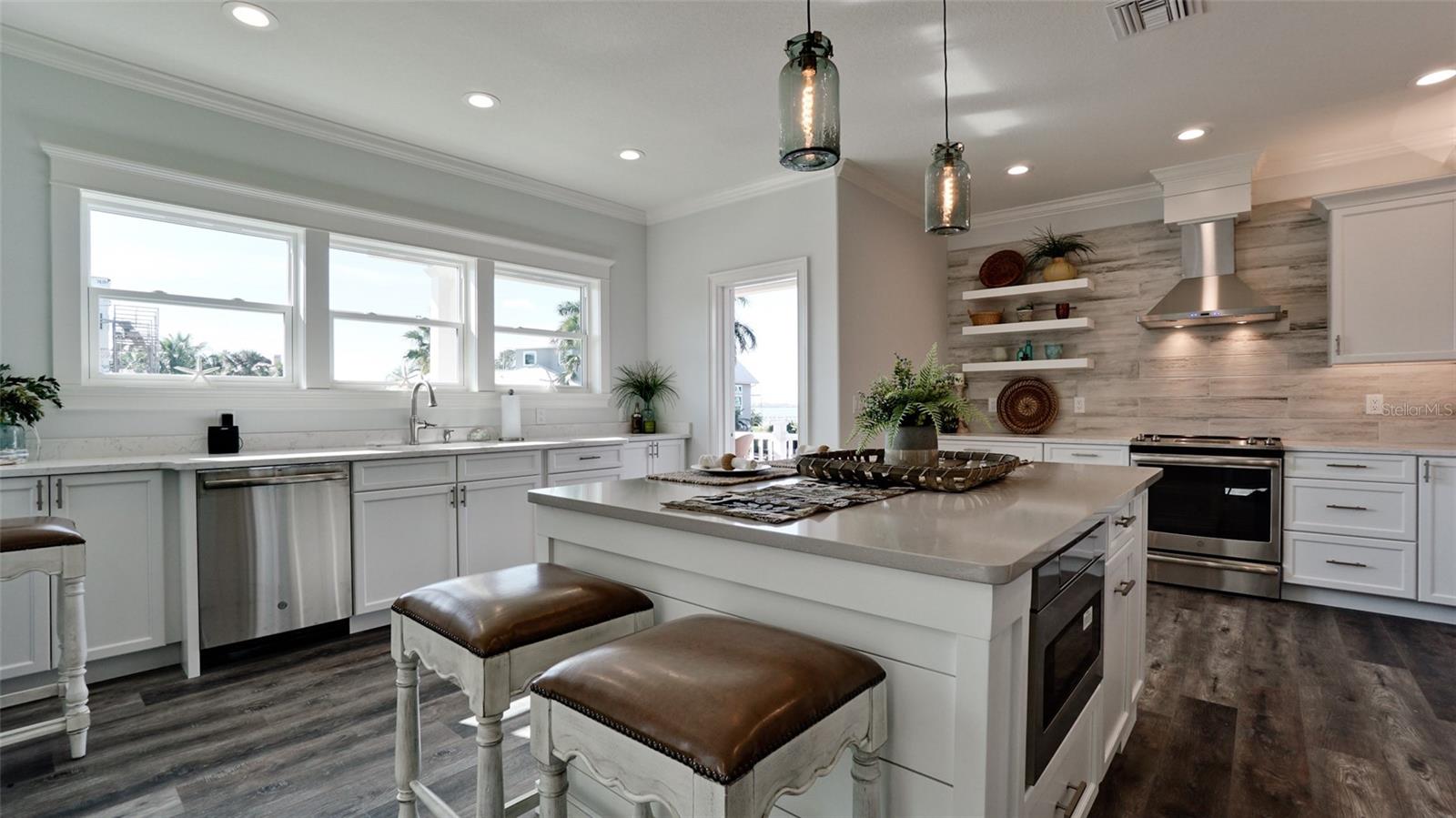 8202 17TH AVE W, BRADENTON, FL, 34209