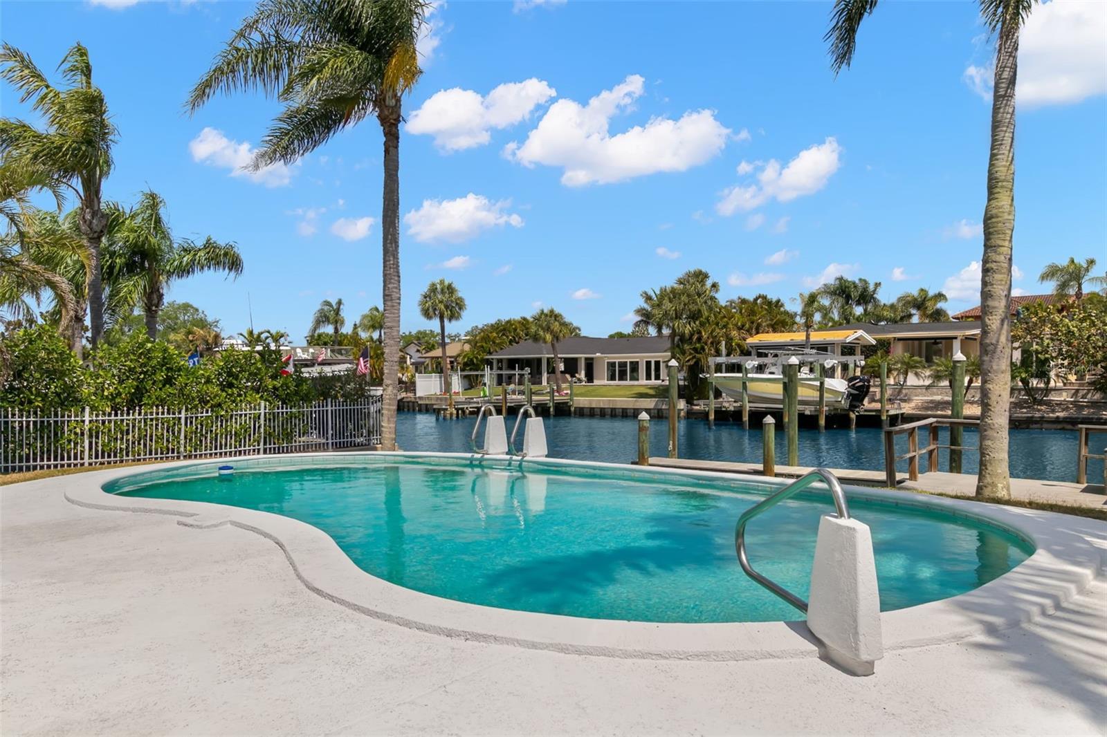 3945 VERSAILLES DR, TAMPA, FL, 33634