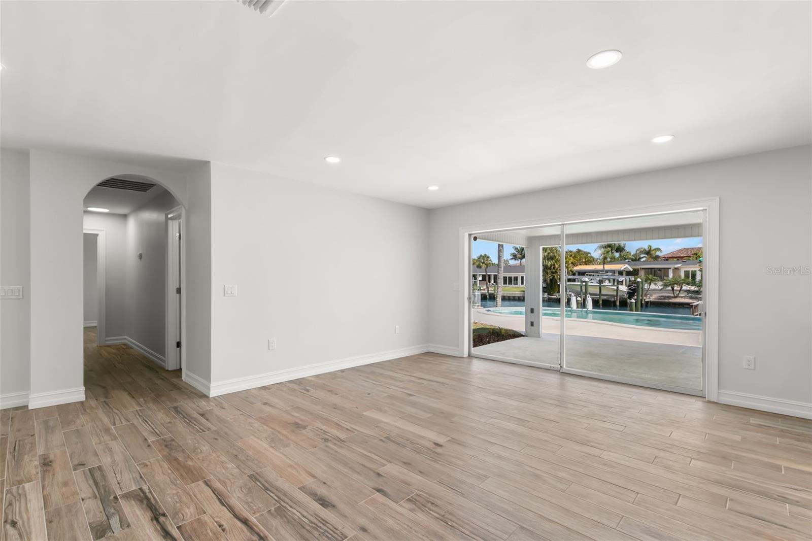 3945 VERSAILLES DR, TAMPA, FL, 33634