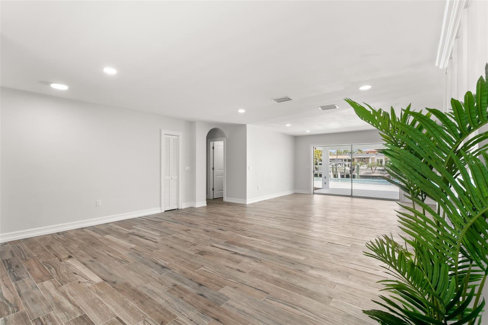 3945 VERSAILLES DR, TAMPA, FL, 33634