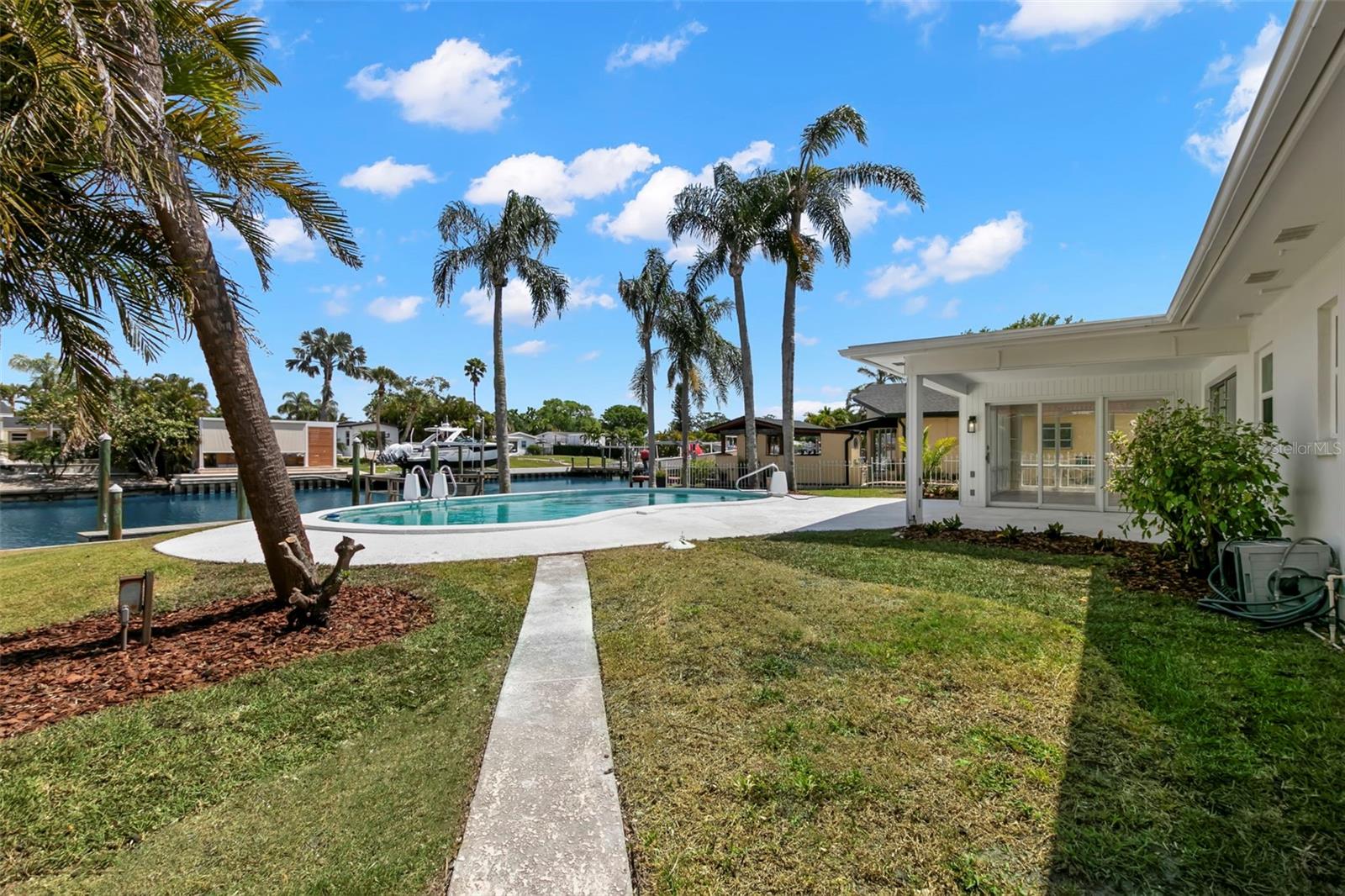 3945 VERSAILLES DR, TAMPA, FL, 33634