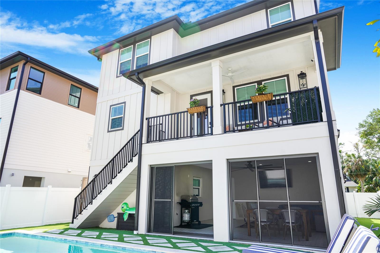 1725 MASSACHUSETTS AVE NE, ST PETERSBURG, FL, 33703