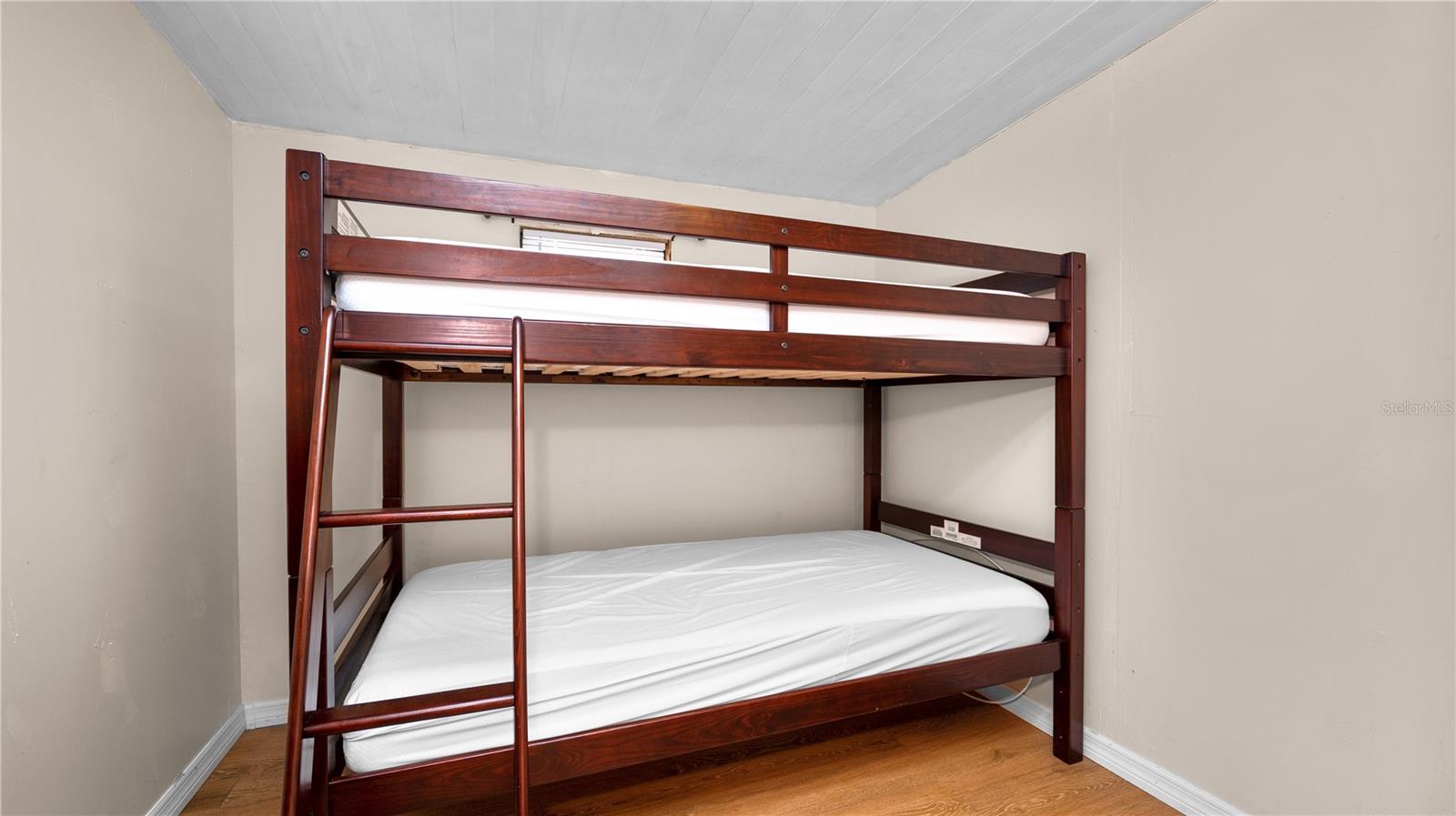 L4951816 Property Photo