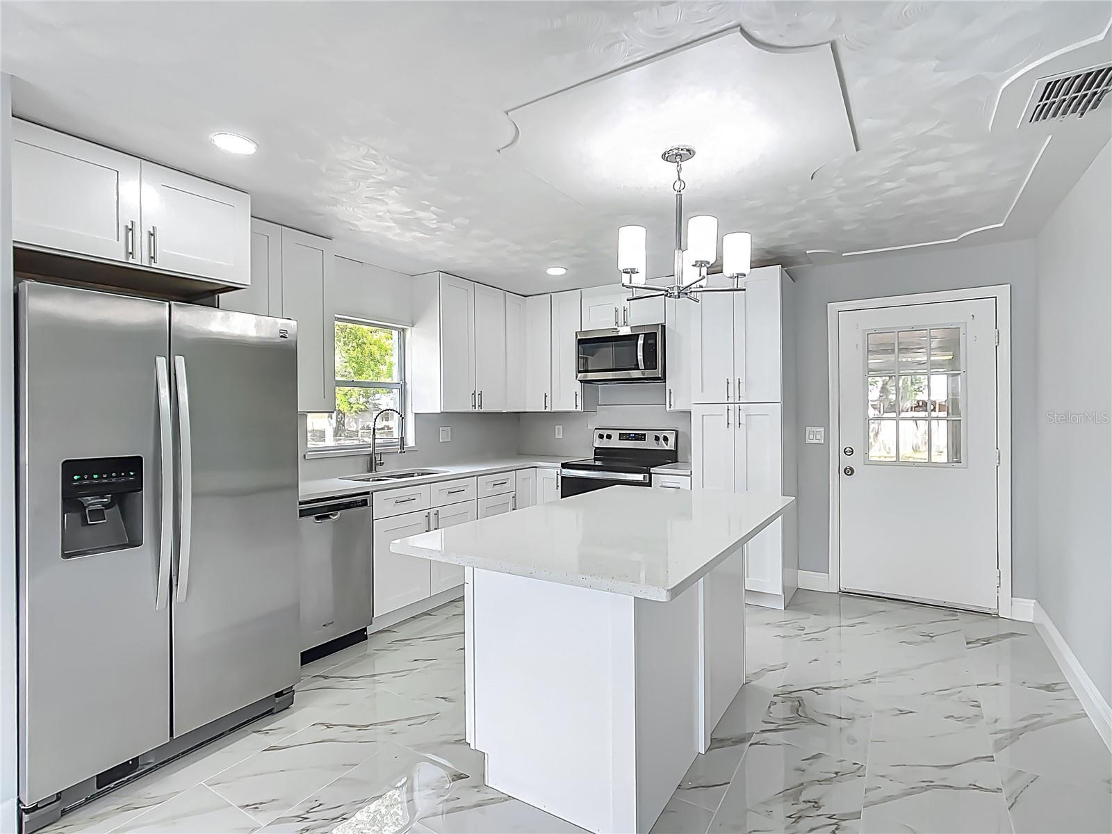 123 SHENANDOAH AVE, LADY LAKE, FL, 32159