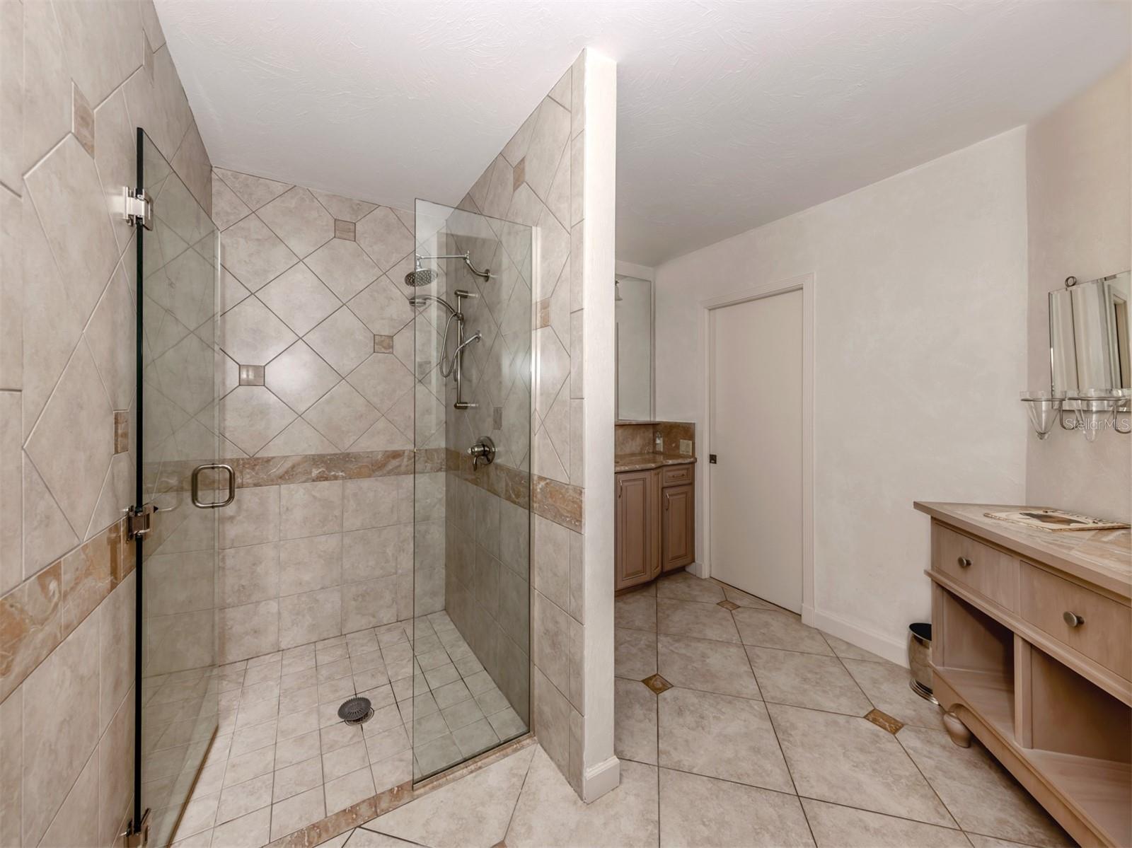 701 LAGUNA DR, VENICE, FL, 34285