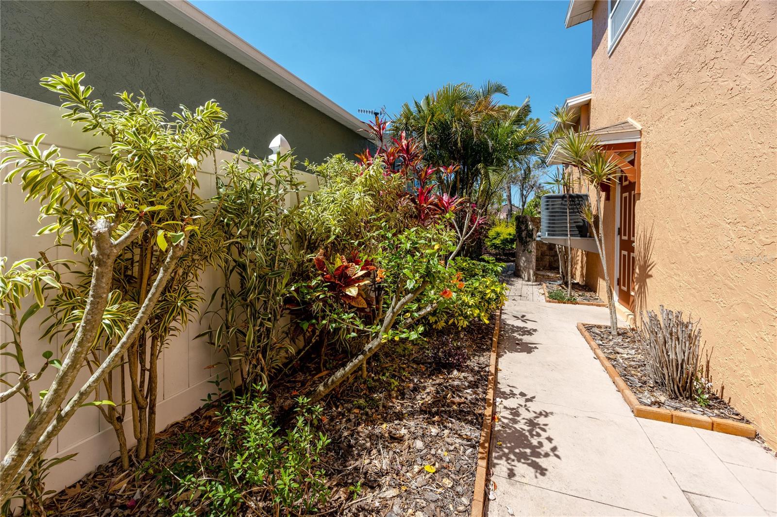 8672 RUE CHATEAUX DR, SEMINOLE, FL, 33777