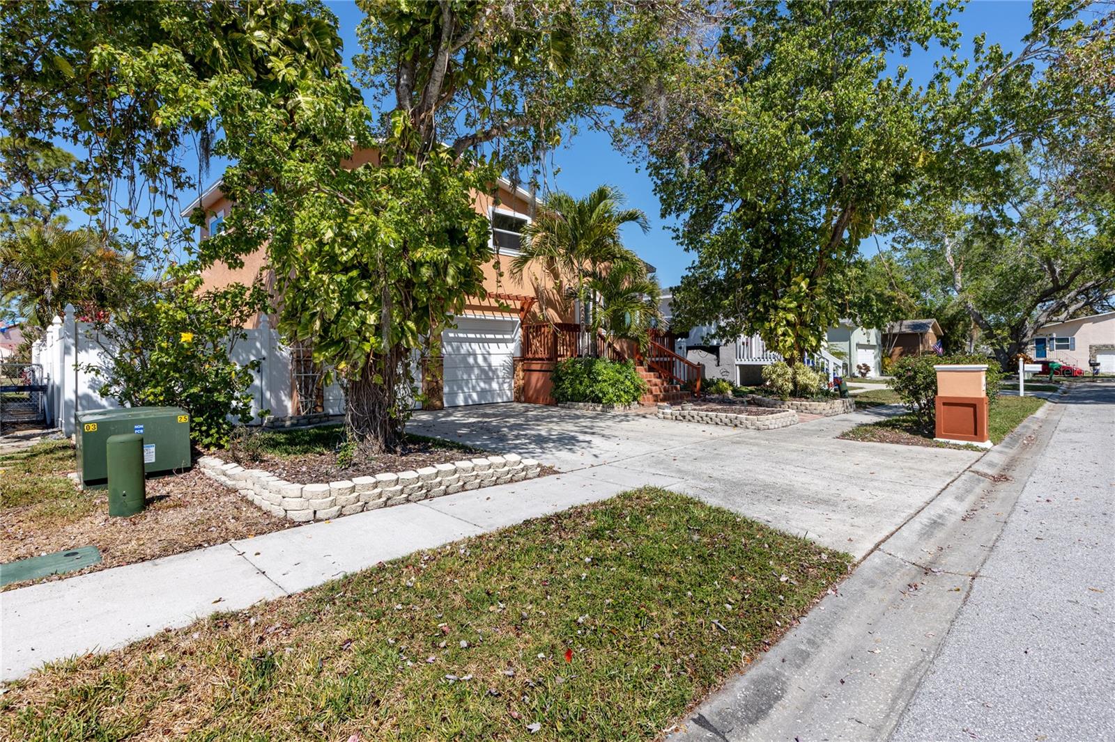 8672 RUE CHATEAUX DR, SEMINOLE, FL, 33777