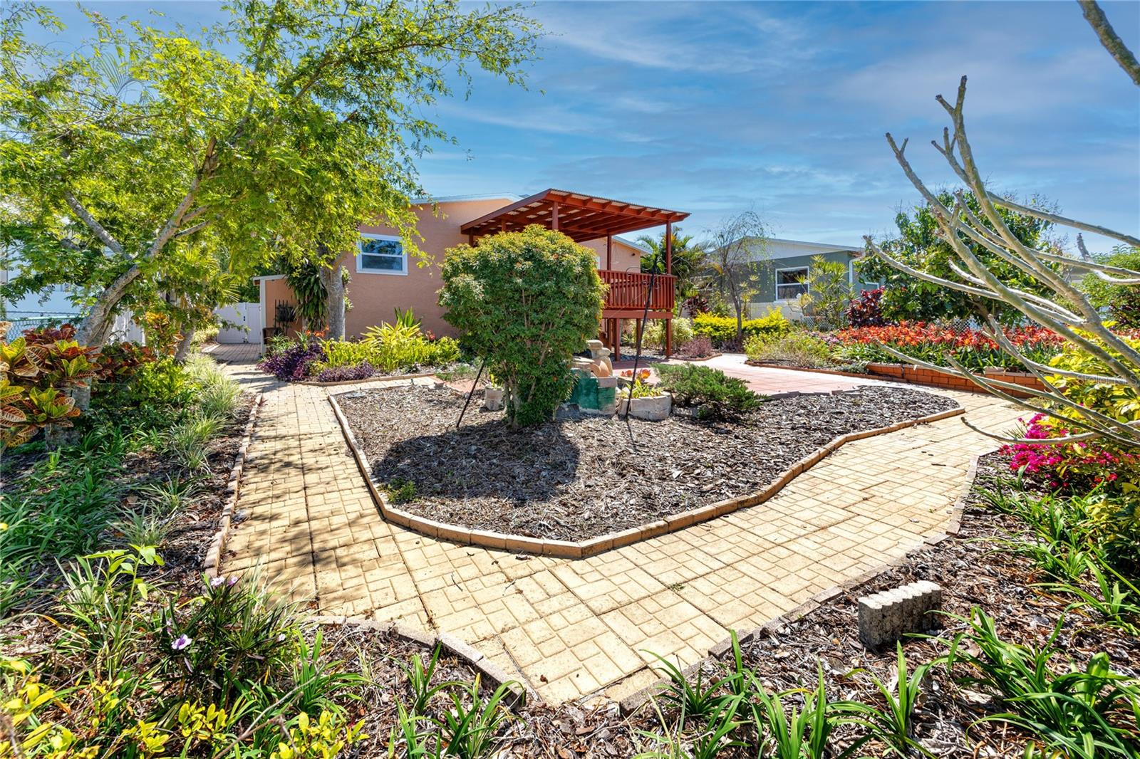 8672 RUE CHATEAUX DR, SEMINOLE, FL, 33777