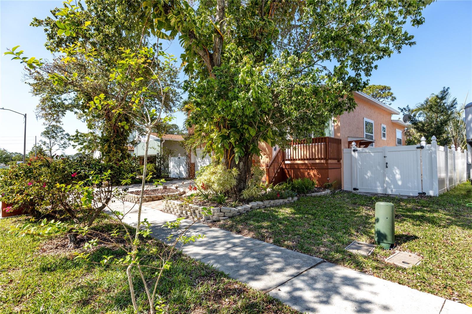 8672 RUE CHATEAUX DR, SEMINOLE, FL, 33777