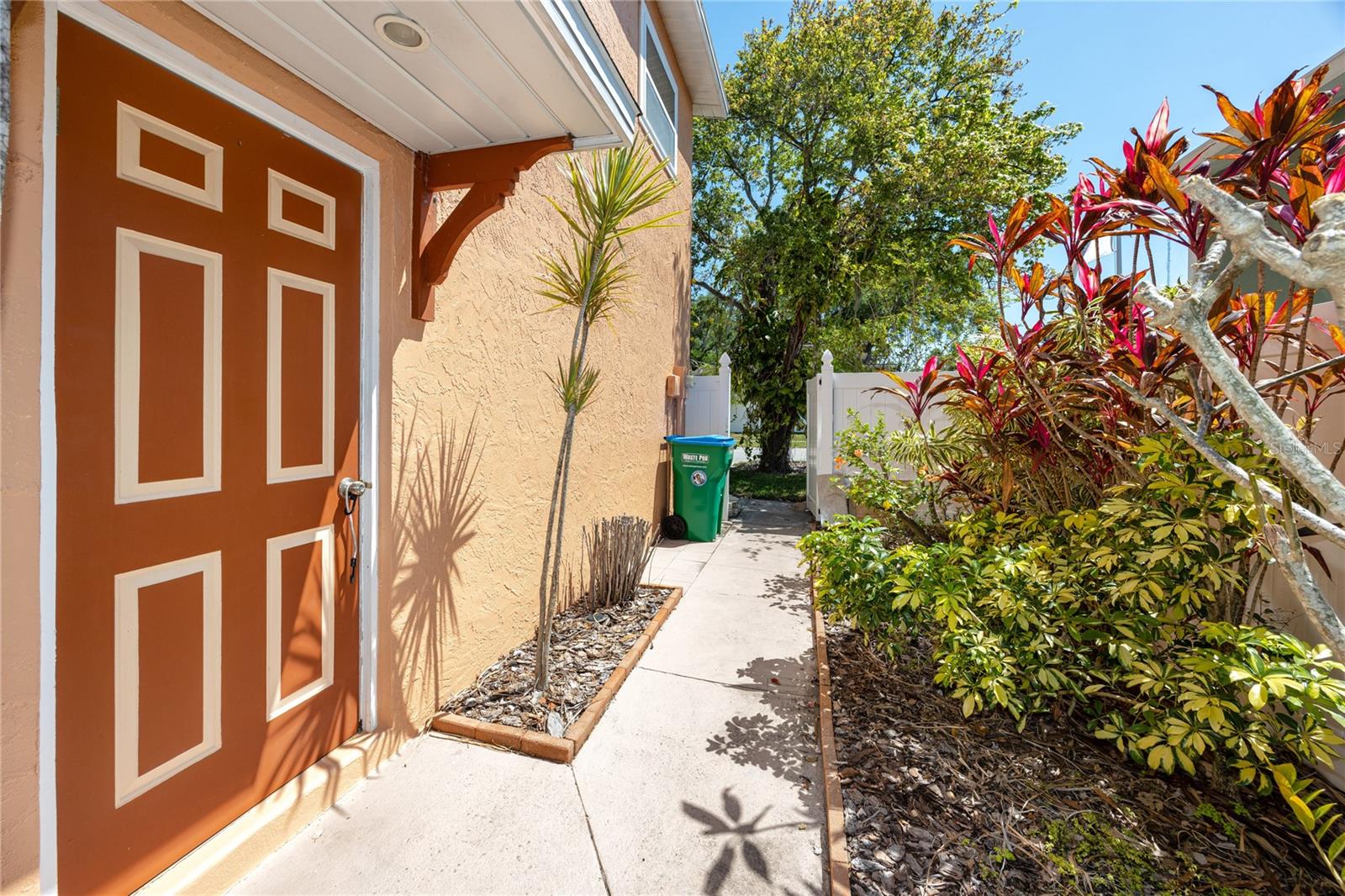 8672 RUE CHATEAUX DR, SEMINOLE, FL, 33777