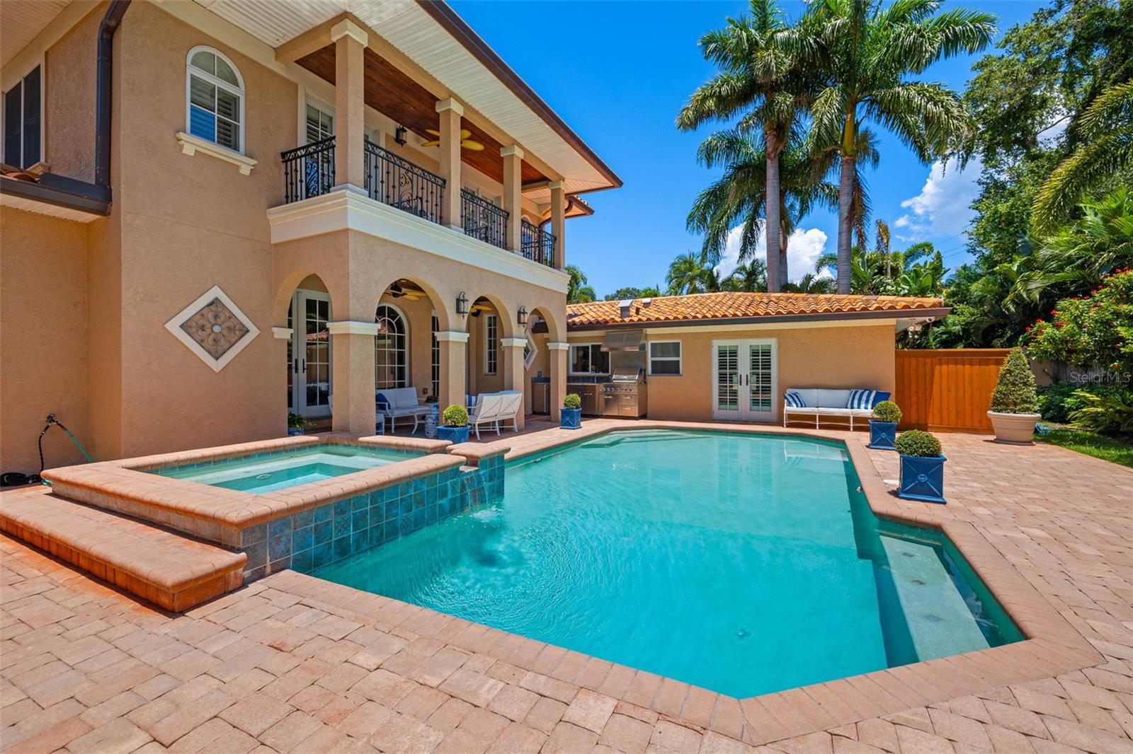 1124 SEVILLE LN NE, ST PETERSBURG, FL, 33704