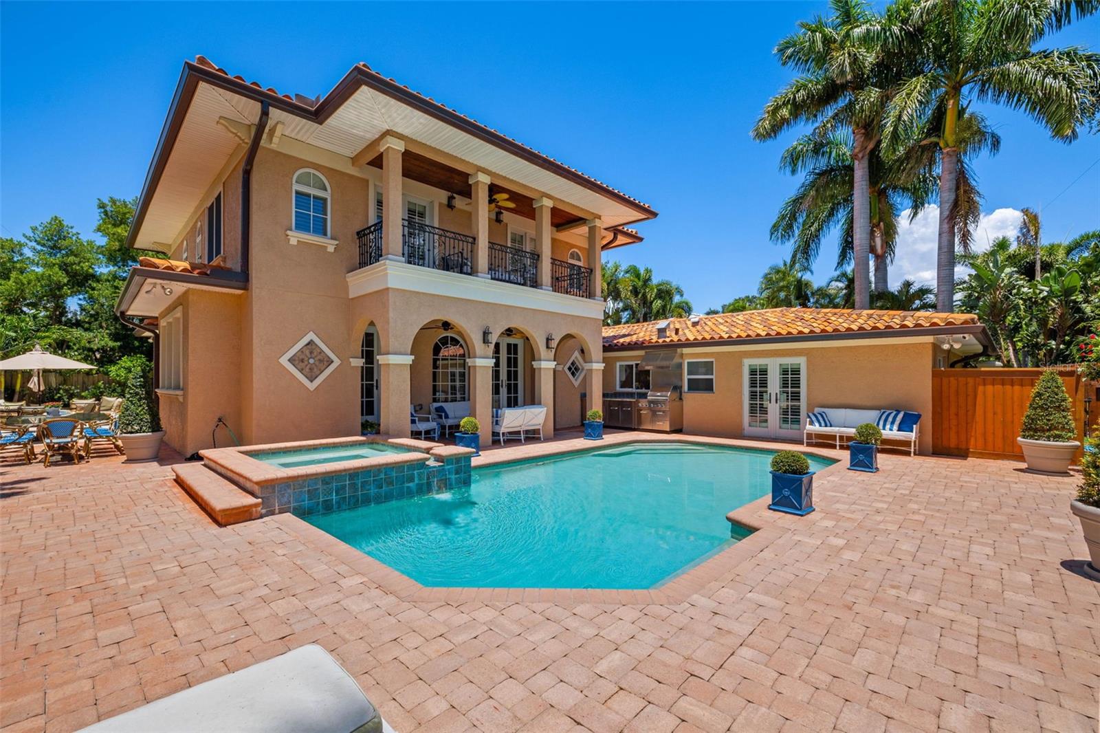 1124 SEVILLE LN NE, ST PETERSBURG, FL, 33704