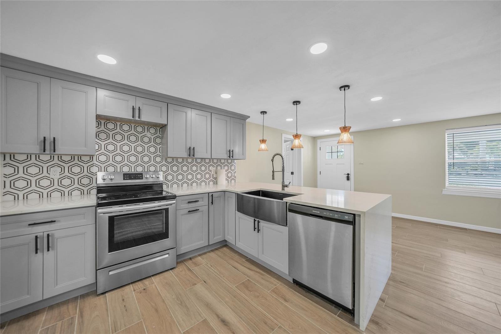 654 AQUI ESTA DR, PUNTA GORDA, FL, 33950