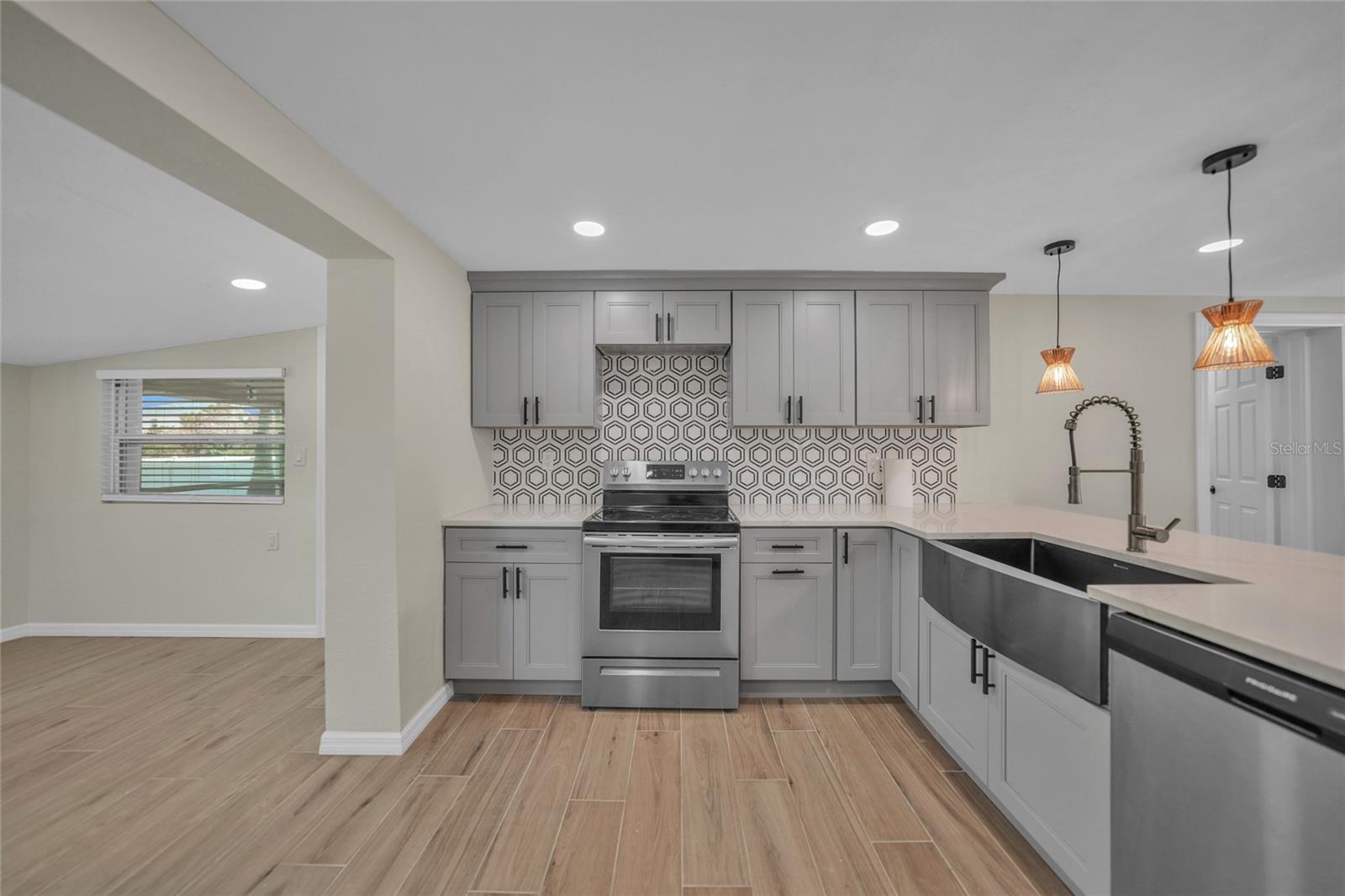 654 AQUI ESTA DR, PUNTA GORDA, FL, 33950