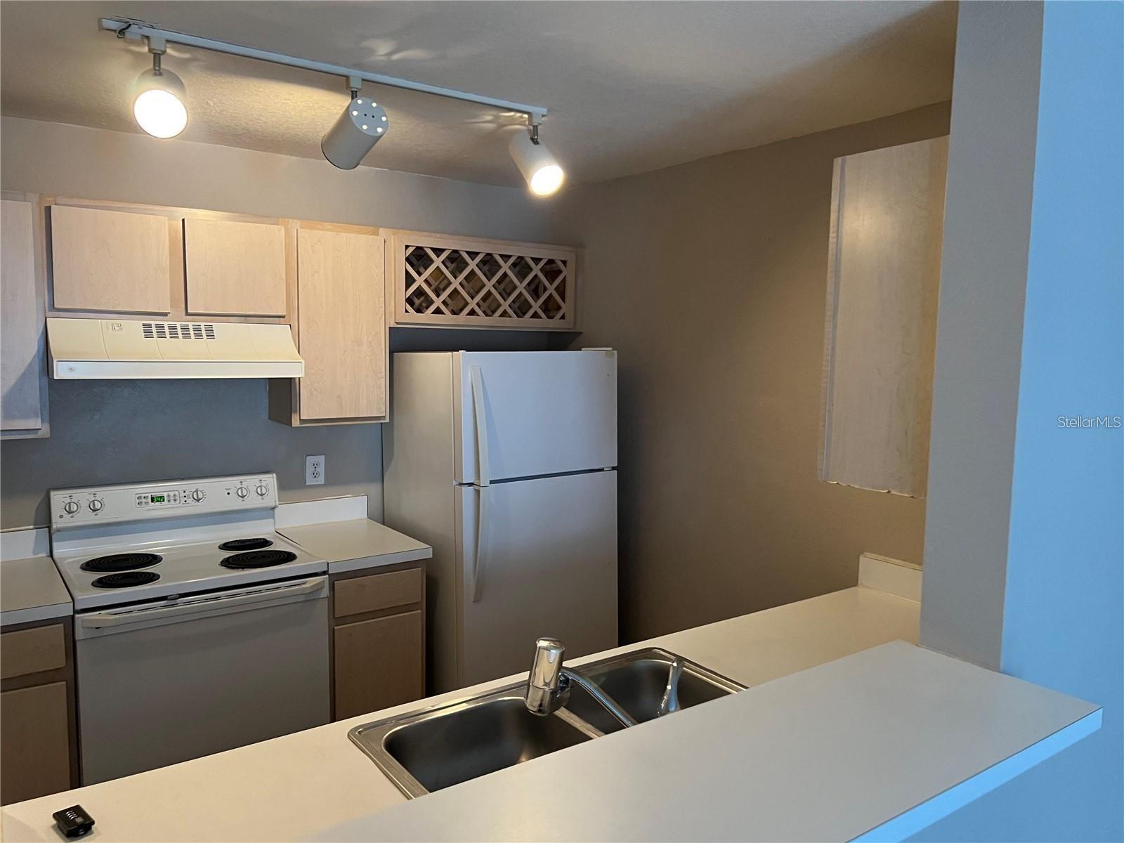 8517 SEA HARBOUR LN #207, TEMPLE TERRACE, FL, 33637