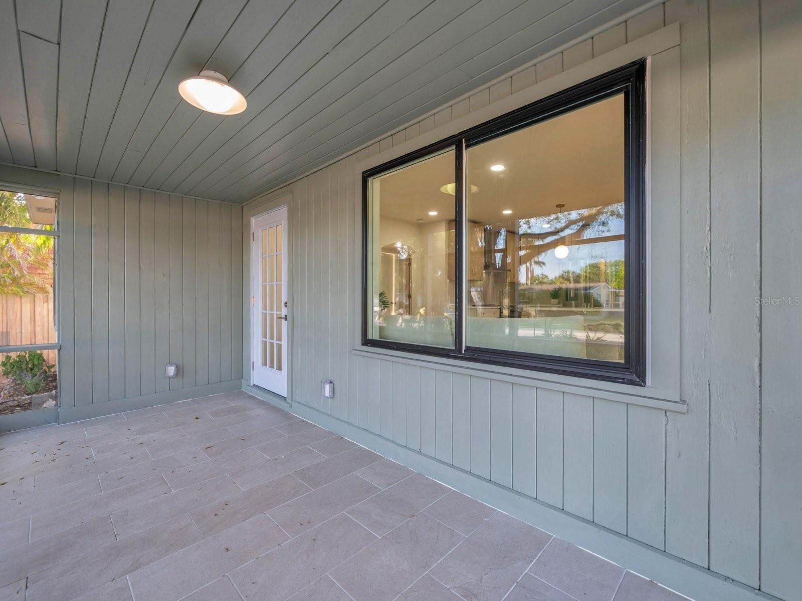 400 38TH AVE NE, ST PETERSBURG, FL, 33703