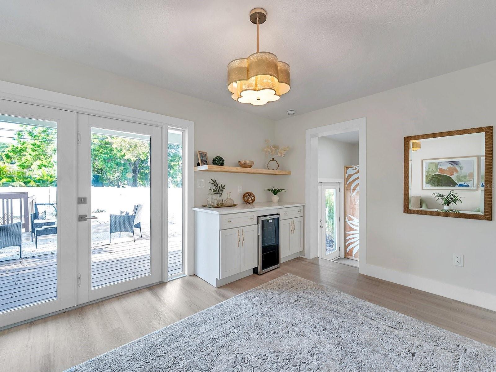 400 38TH AVE NE, ST PETERSBURG, FL, 33703