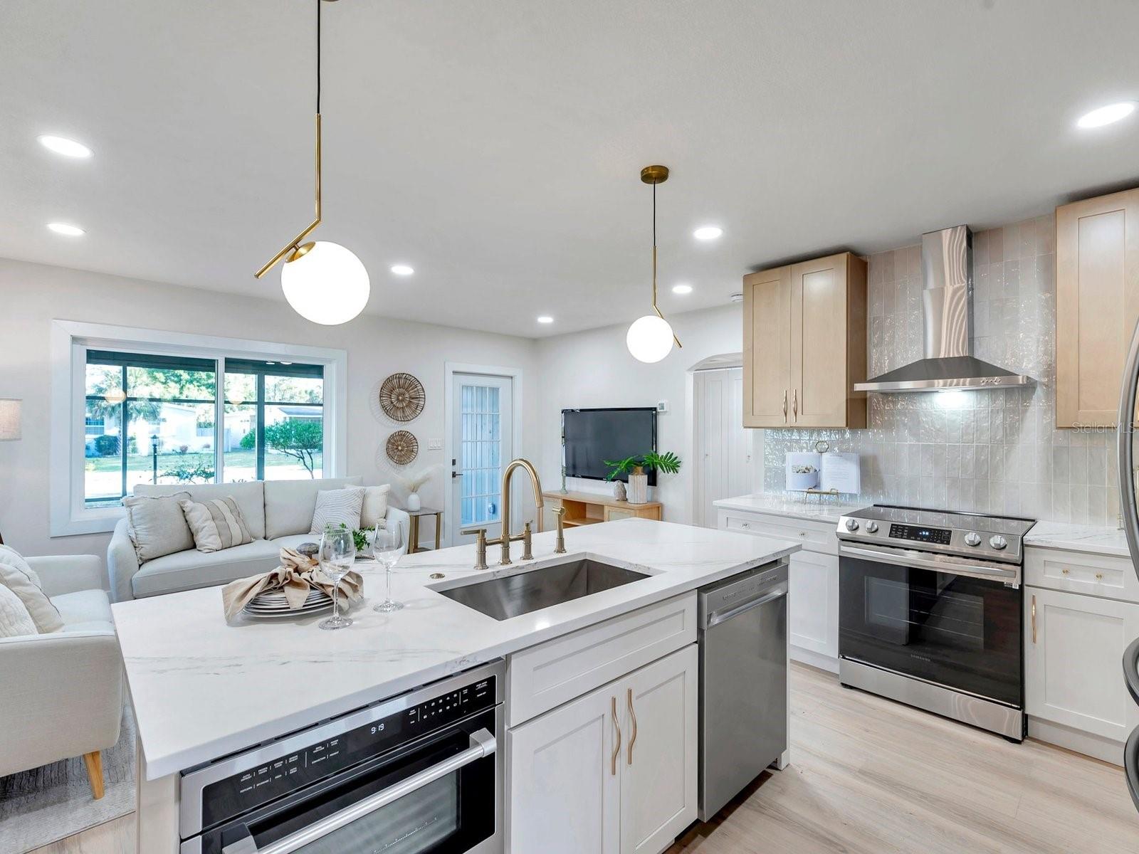 400 38TH AVE NE, ST PETERSBURG, FL, 33703