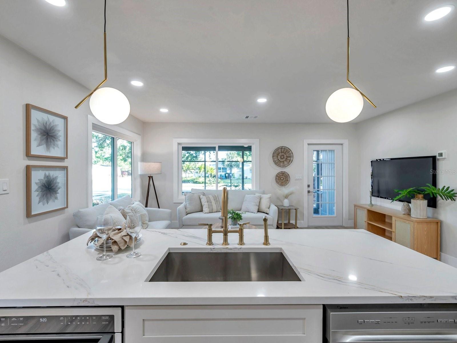 400 38TH AVE NE, ST PETERSBURG, FL, 33703