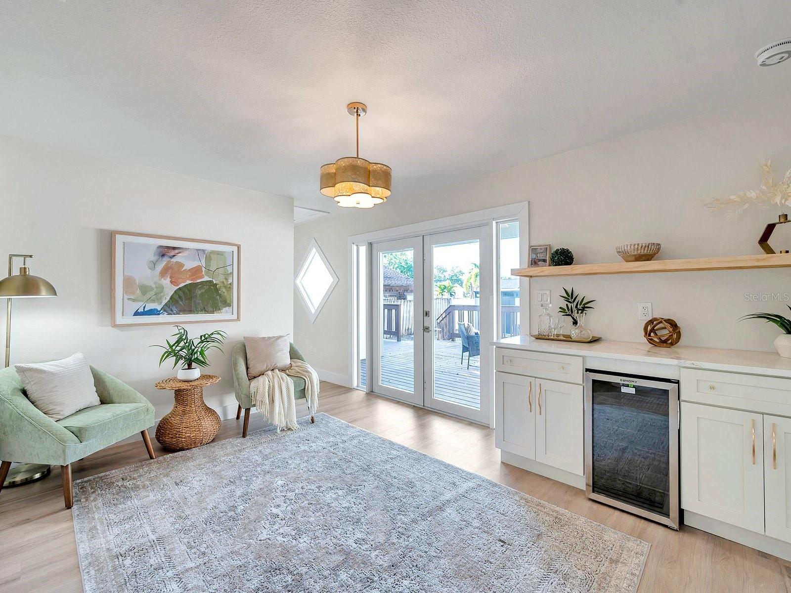 400 38TH AVE NE, ST PETERSBURG, FL, 33703