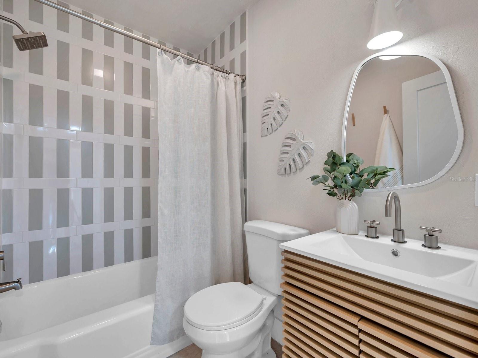 400 38TH AVE NE, ST PETERSBURG, FL, 33703