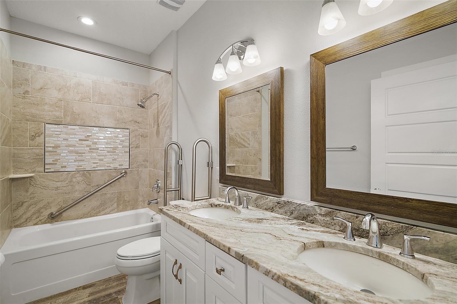 137 E PALMETTO AVE, HOWEY IN THE HILLS, FL, 34737