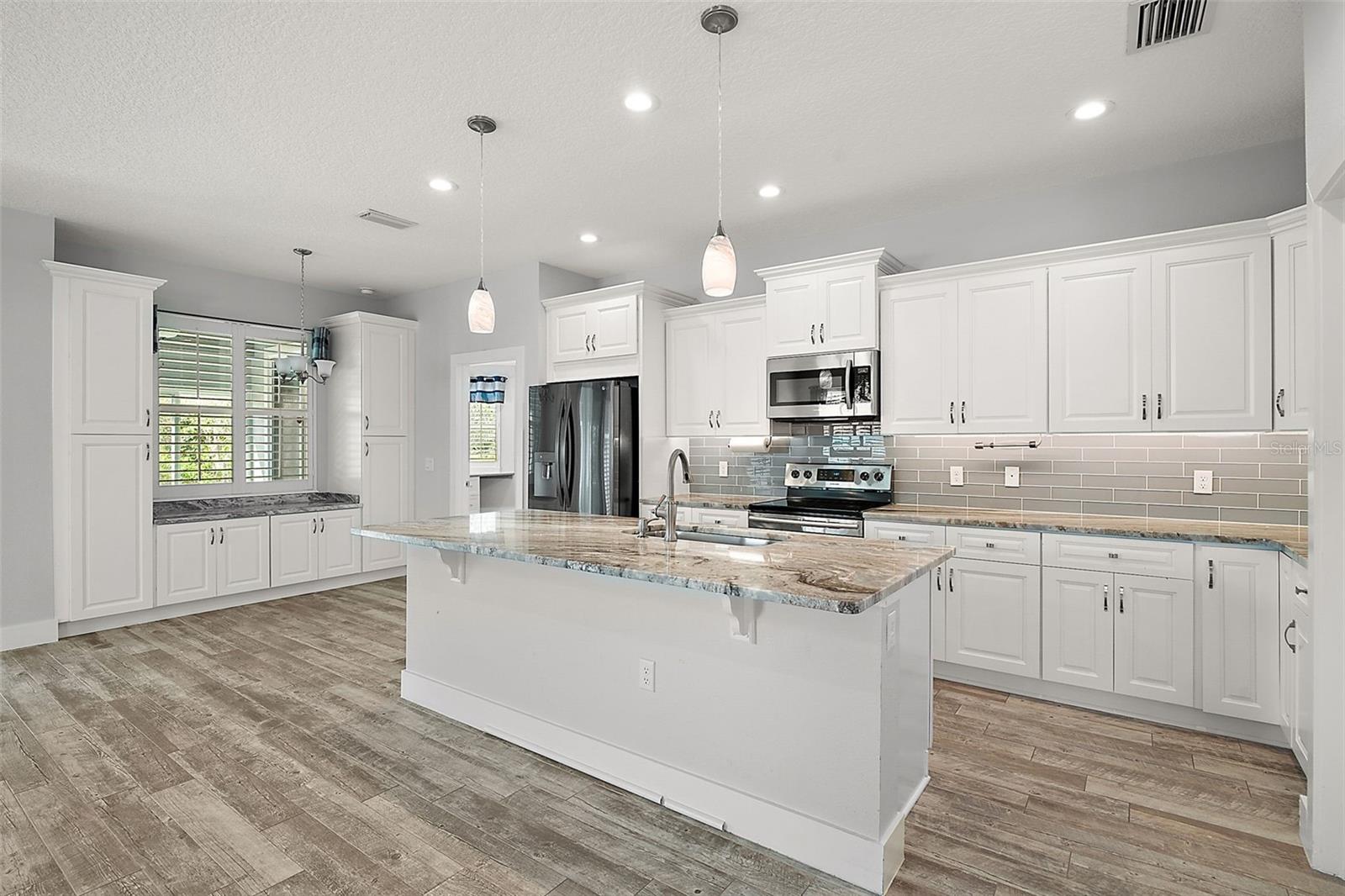 137 E PALMETTO AVE, HOWEY IN THE HILLS, FL, 34737