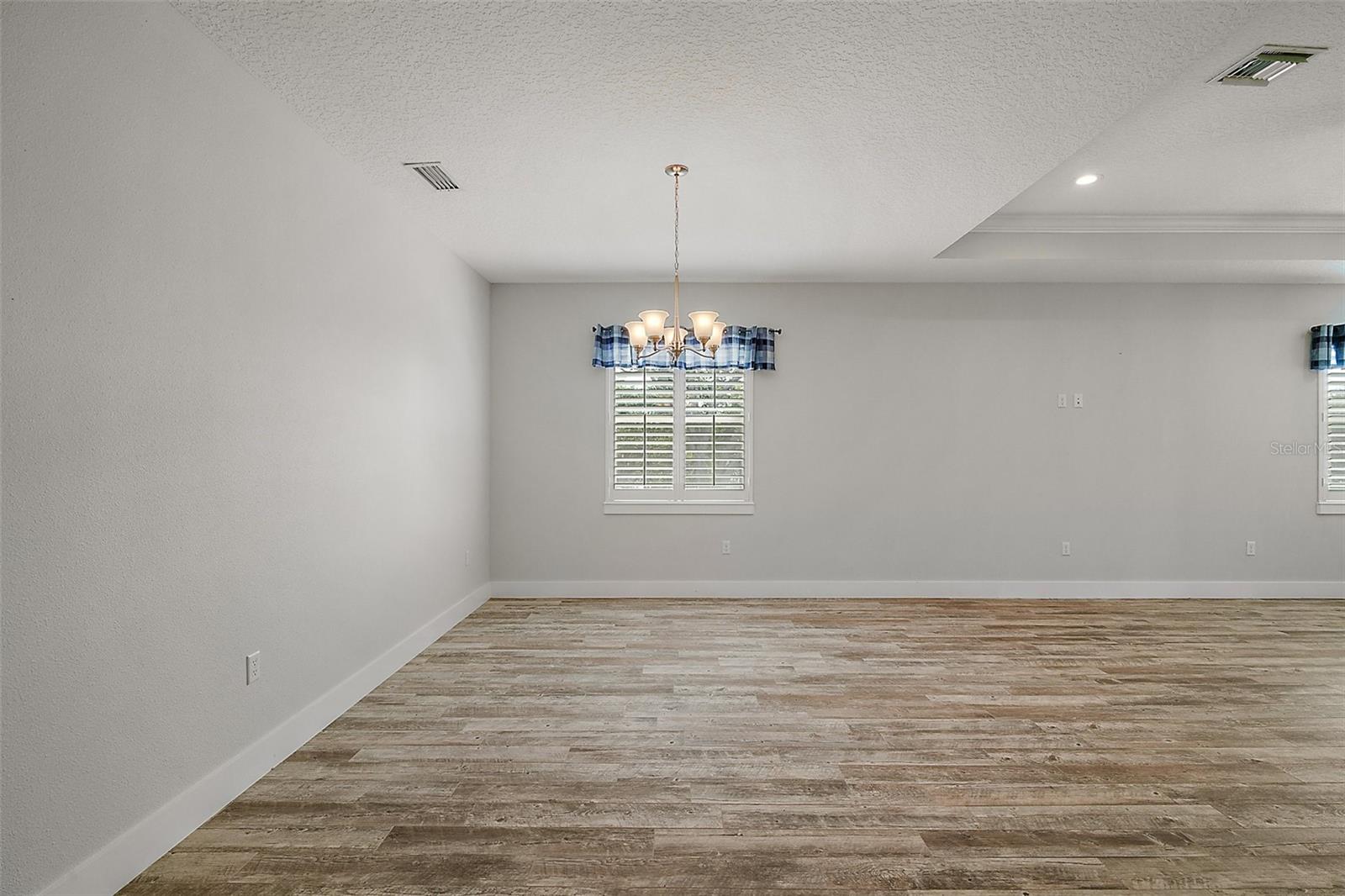 137 E PALMETTO AVE, HOWEY IN THE HILLS, FL, 34737