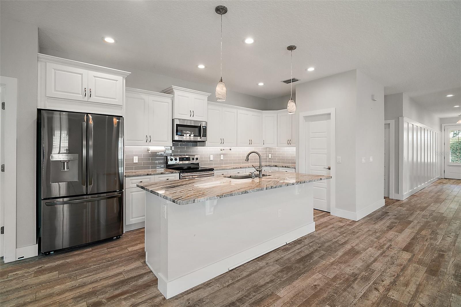 137 E PALMETTO AVE, HOWEY IN THE HILLS, FL, 34737