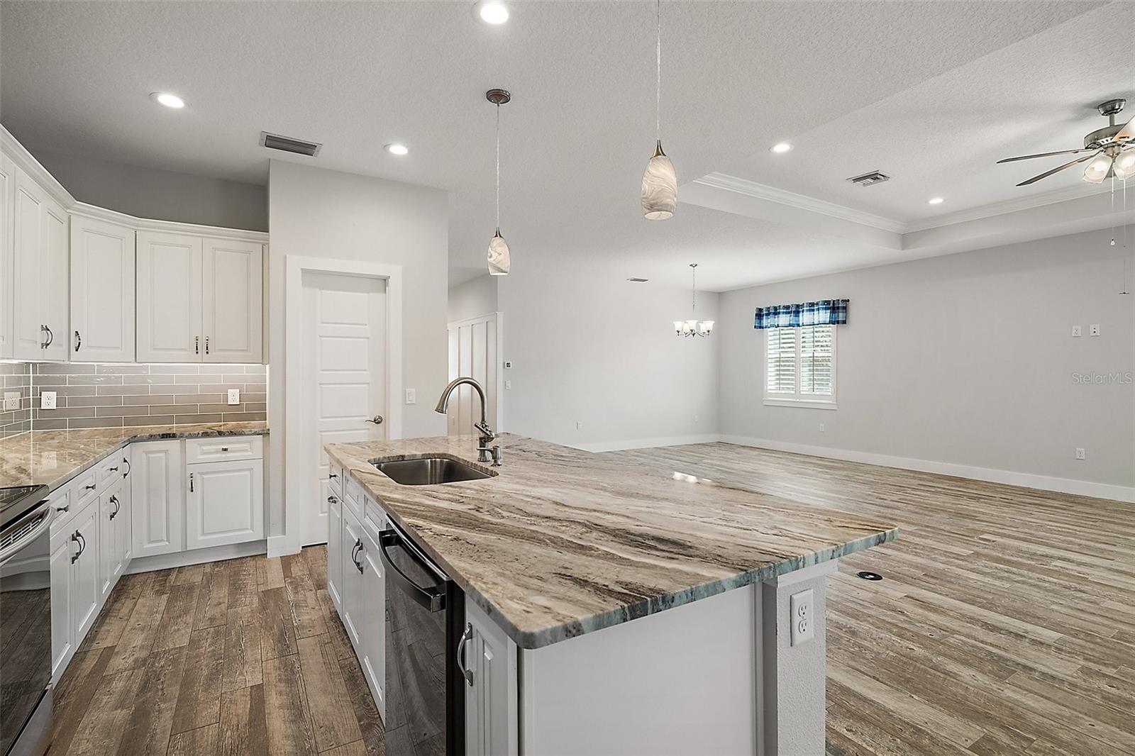 137 E PALMETTO AVE, HOWEY IN THE HILLS, FL, 34737