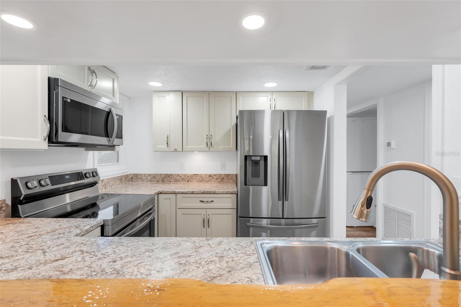 1051 S HIGHLAND ST #4B, MOUNT DORA, FL, 32757