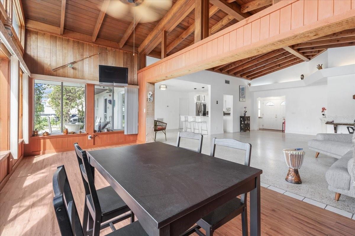 19 N PINE CIR, BELLEAIR, FL, 33756