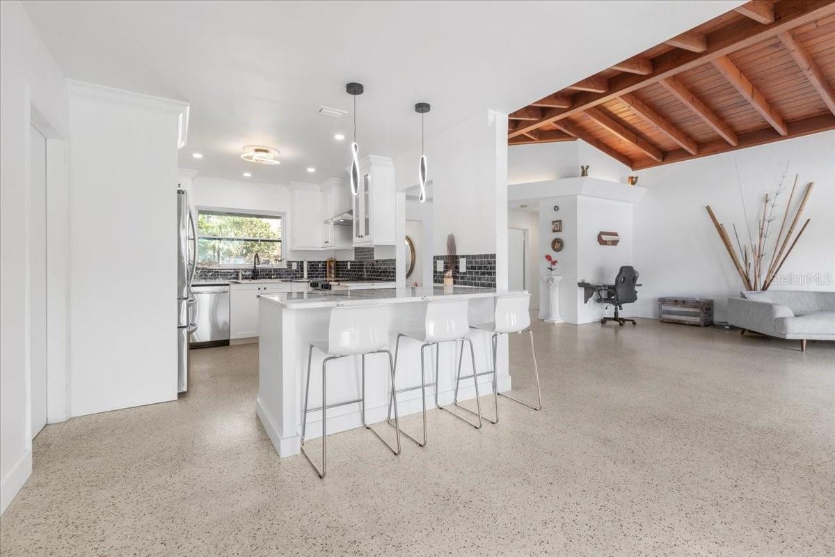 19 N PINE CIR, BELLEAIR, FL, 33756