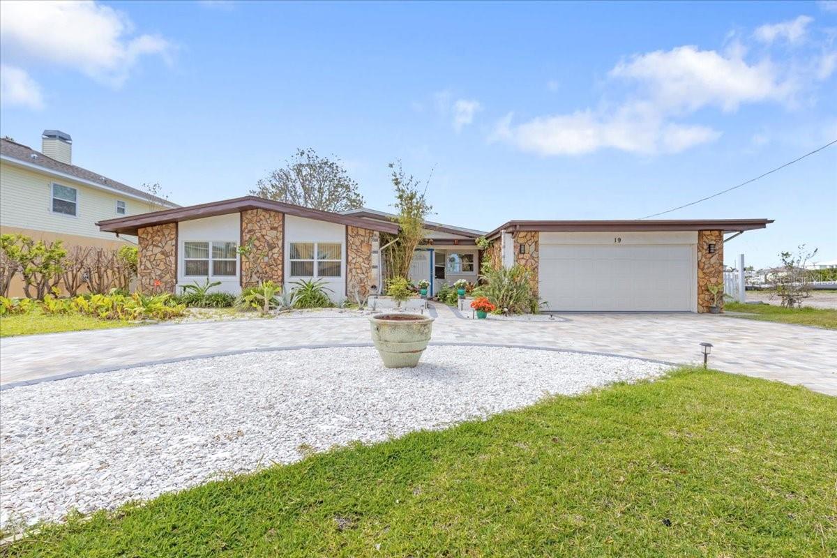 19 N PINE CIR, BELLEAIR, FL, 33756