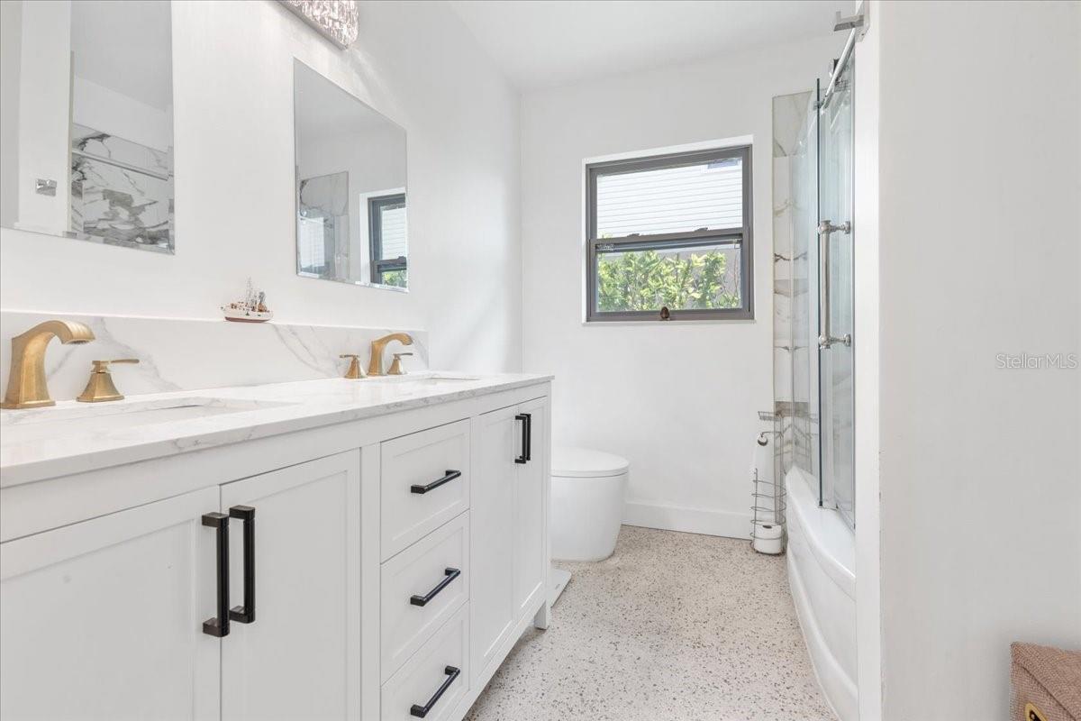 19 N PINE CIR, BELLEAIR, FL, 33756