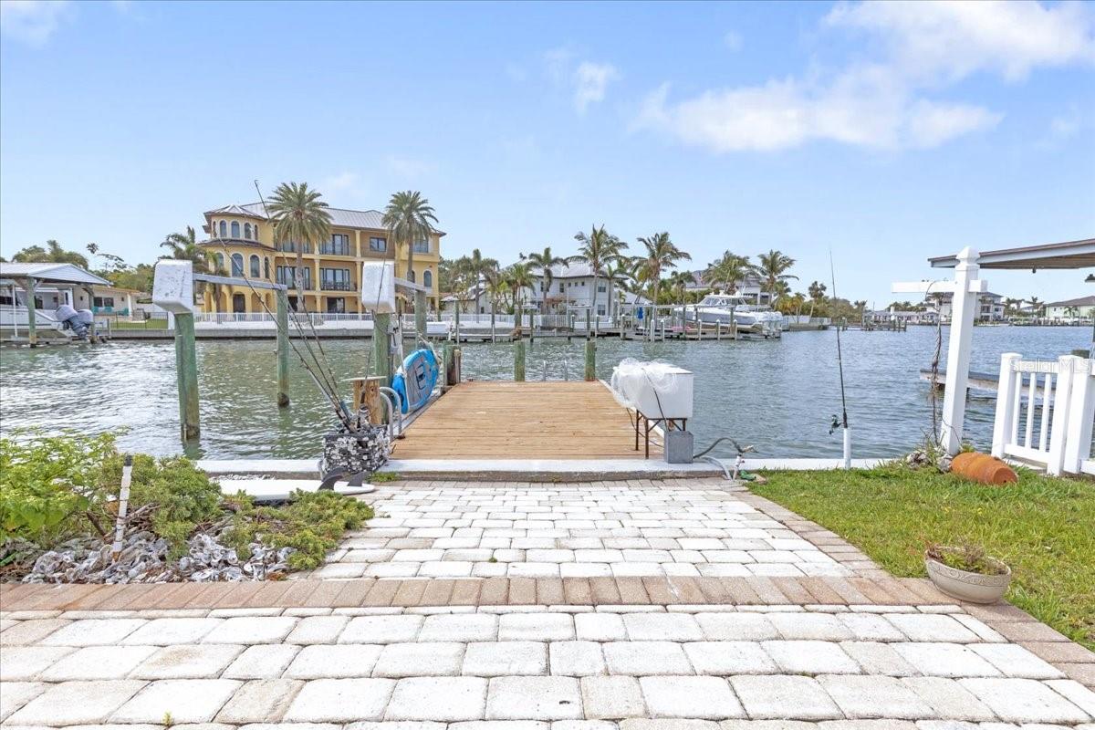 19 N PINE CIR, BELLEAIR, FL, 33756