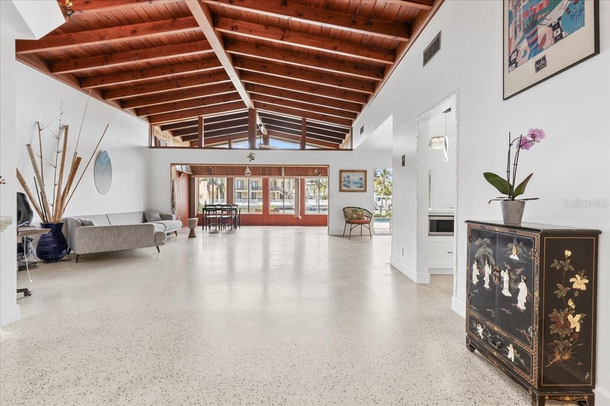 19 N PINE CIR, BELLEAIR, FL, 33756